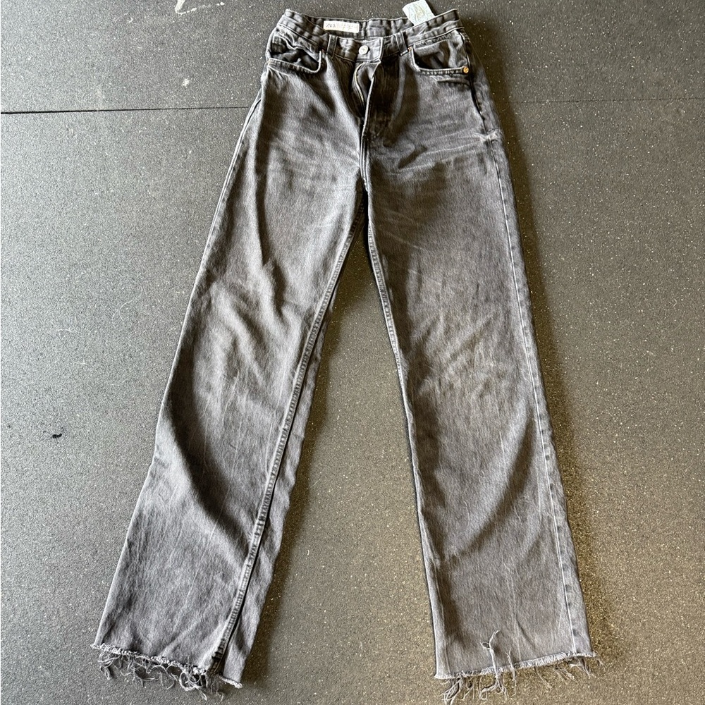 Zara women’s size 4. High rise, straight leg, long and baggy!